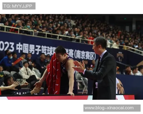 同曦队与上海队激战正酣赛场精彩瞬间回顾与分析